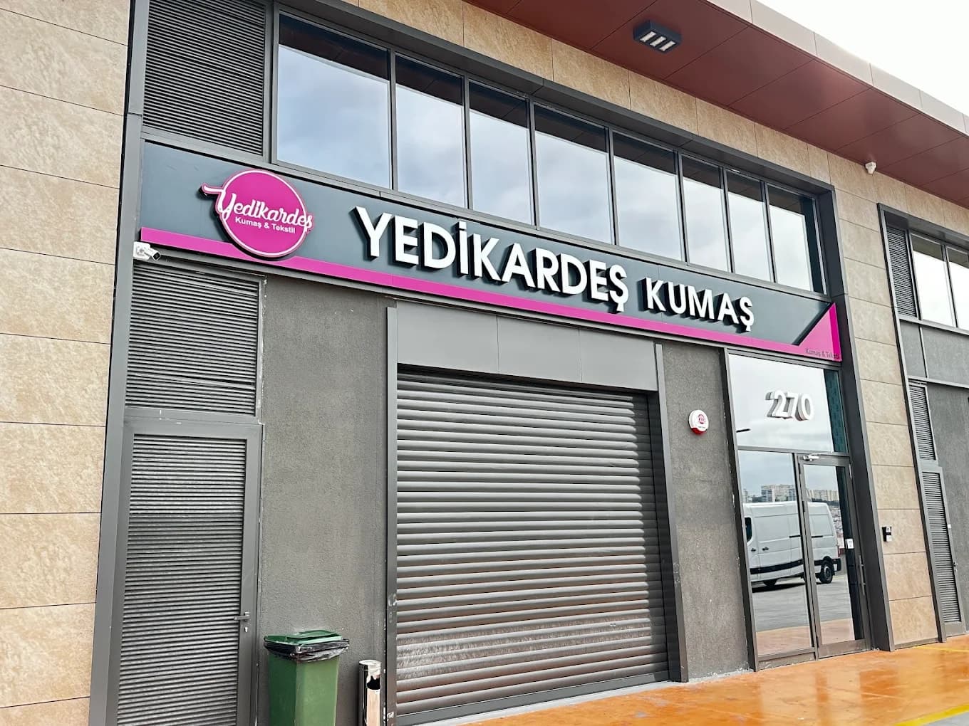 Yedikardeş Kumaş - Mağaza girişi