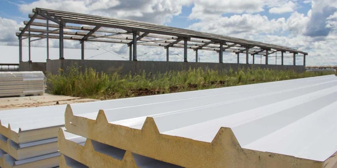 Детайл за монтаж на покрив от стоманен сандвич панел