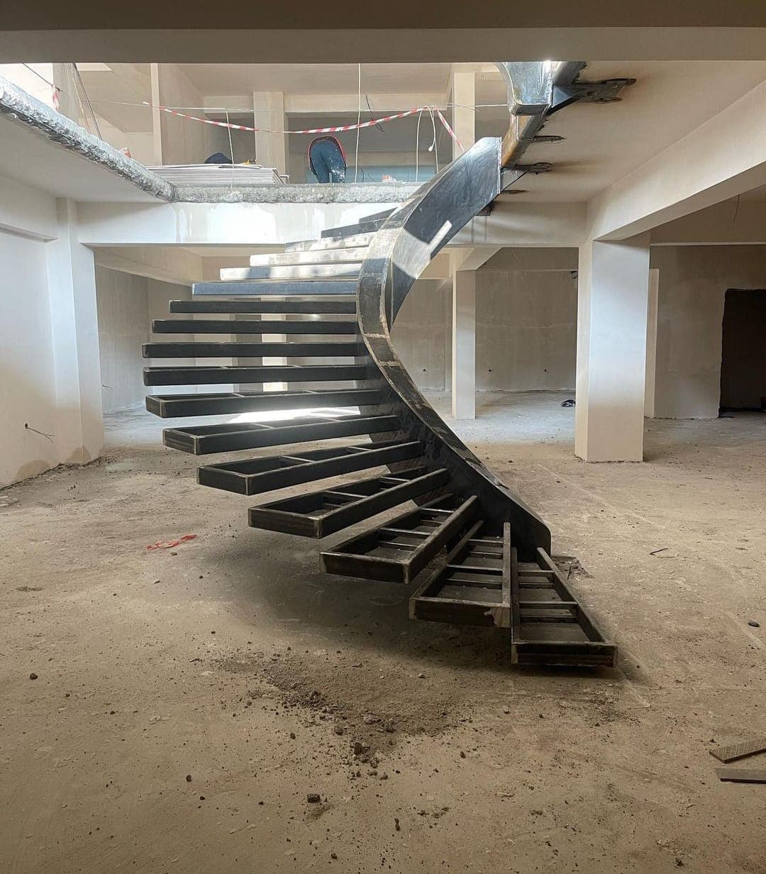 Endüstriyel tesiste çelik merdiven ve ızgara basamak detayı