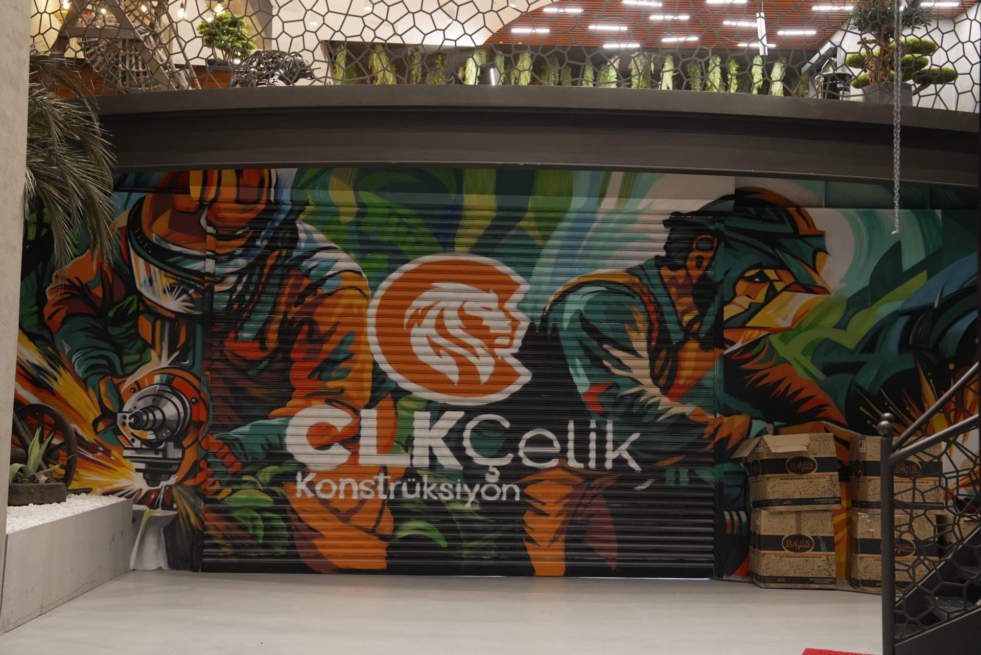 Детайл стоманен мецанин/мрежест парапет; платформена система, удвояваща пространството и естетично архитектурно решение.