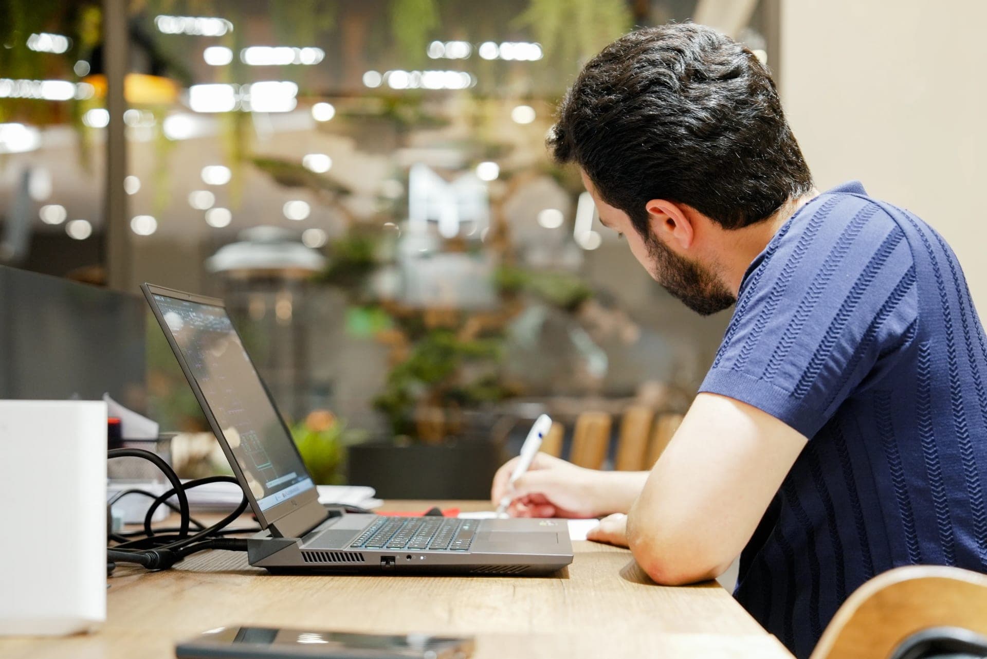 Вътрешно стоманено стълбище и мецанин; модерен индустриален дизайн, черен парапет и оранжев дек.